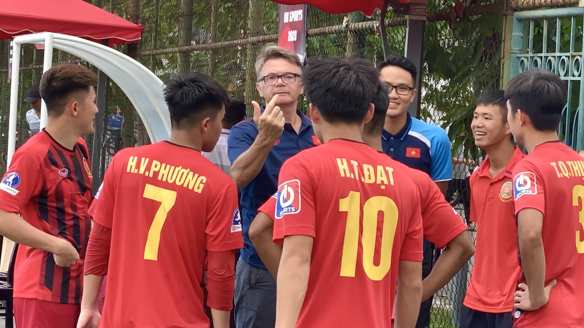 VFF chốt số tiền đền bù hợp đồng cho HLV Troussier