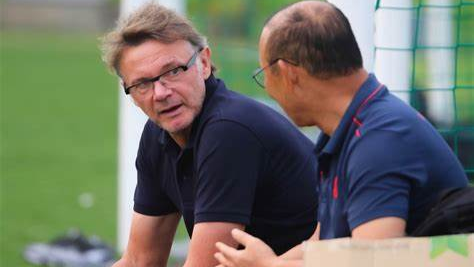 VFF chốt số tiền đền bù hợp đồng cho HLV Troussier