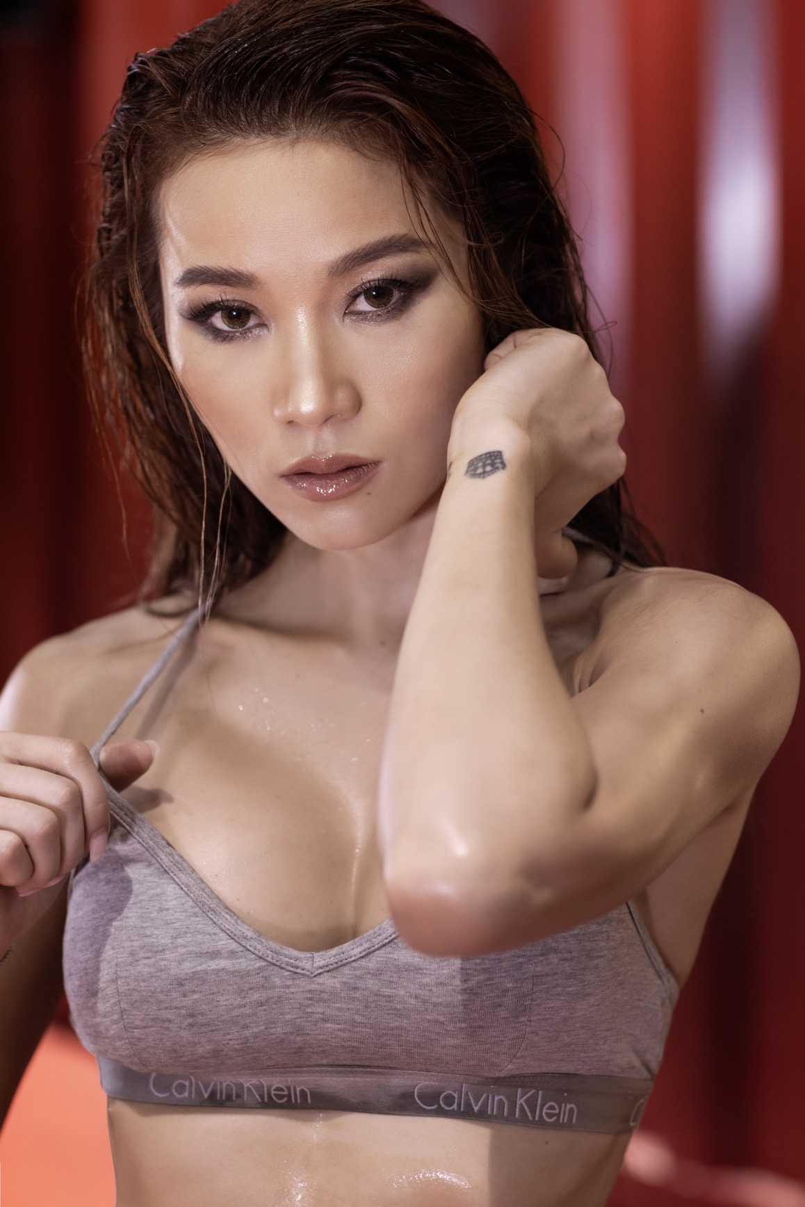 DJ Bibi Nguyễn khoe hình thể khỏe khoắn trong phòng gym