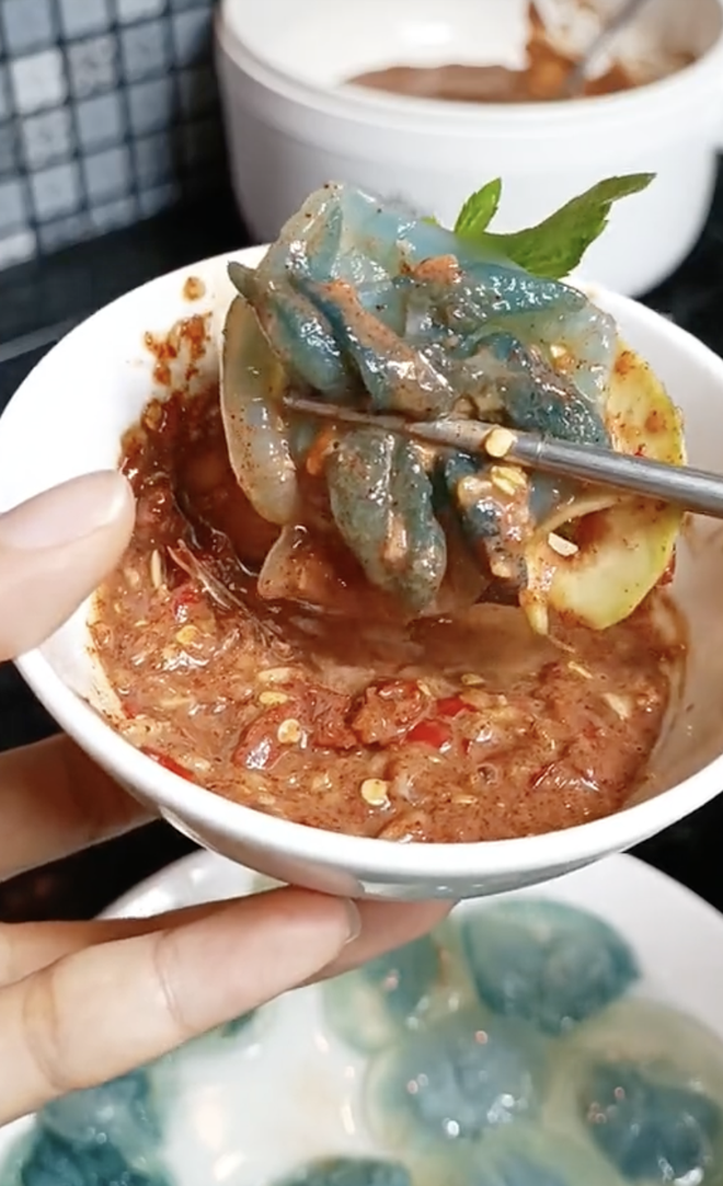 Loại hải sản có màu xanh độc lạ đang được săn lùng kịch liệt: giá lên đến 200k/kg, là "mỹ vị mùa hè" tại Huế