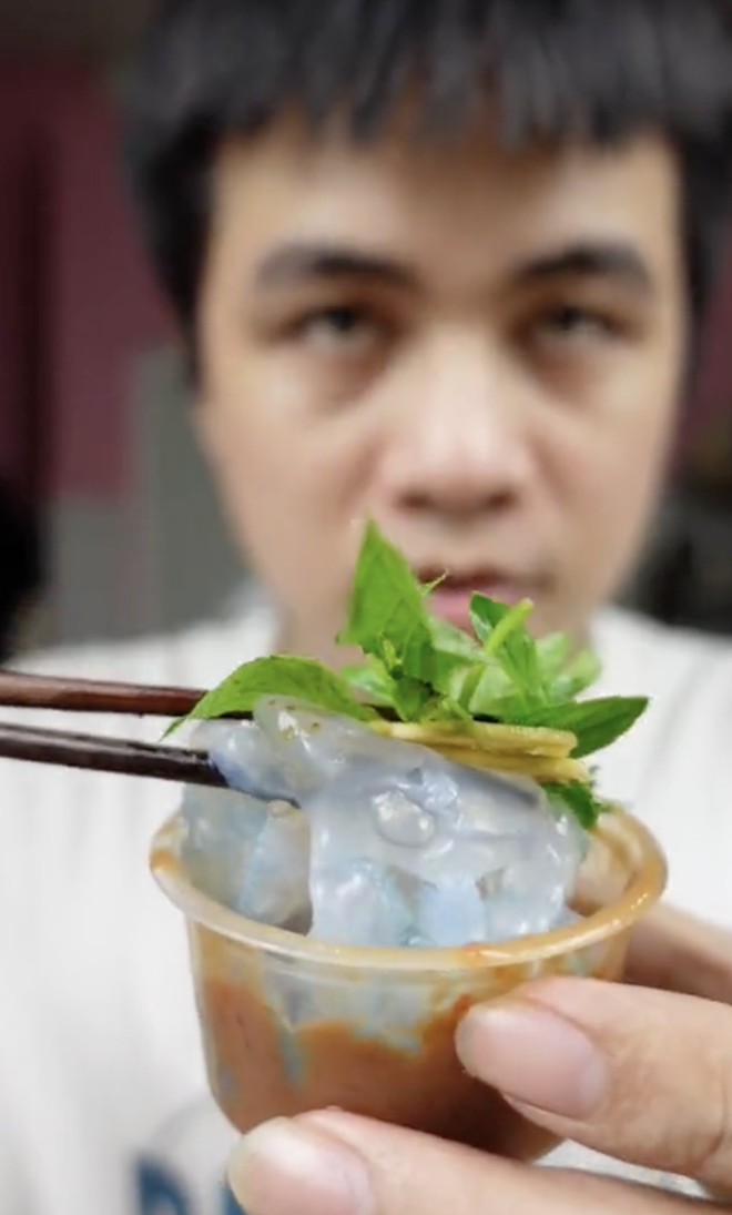 Loại hải sản có màu xanh độc lạ đang được săn lùng kịch liệt: giá lên đến 200k/kg, là "mỹ vị mùa hè" tại Huế
