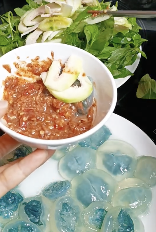 Loại hải sản có màu xanh độc lạ đang được săn lùng kịch liệt: giá lên đến 200k/kg, là "mỹ vị mùa hè" tại Huế