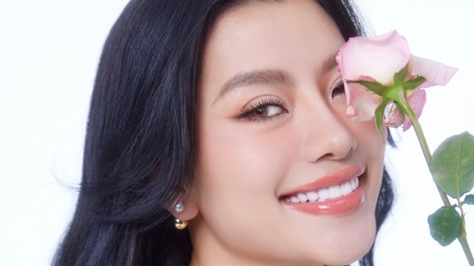 Á hậu Hoàng Nhung khoe nhan sắc ngọt ngào nhân tuổi mới