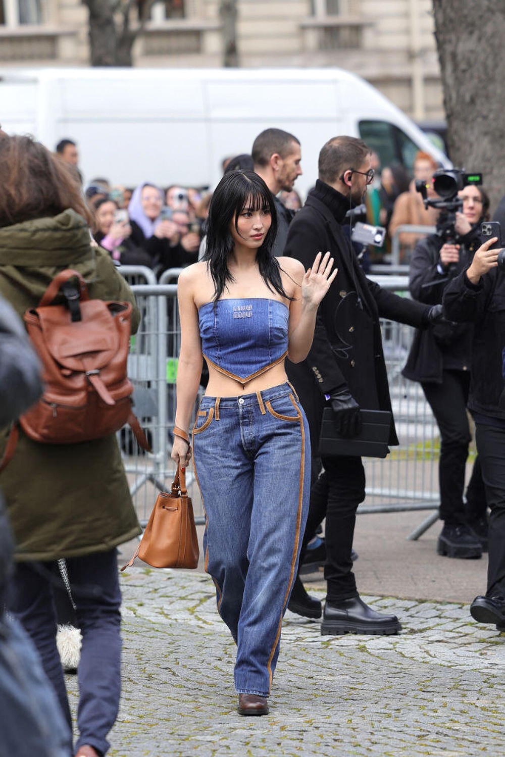Nhan sắc Châu Á phủ sóng Front Row Miu Miu Thu Đông 2024