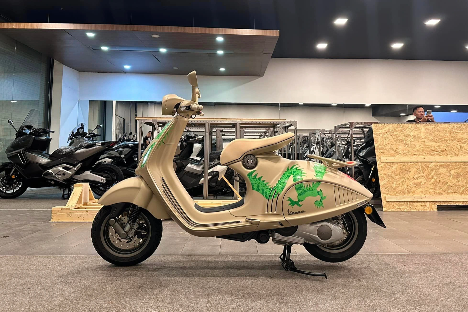 Vespa 946 Dragon