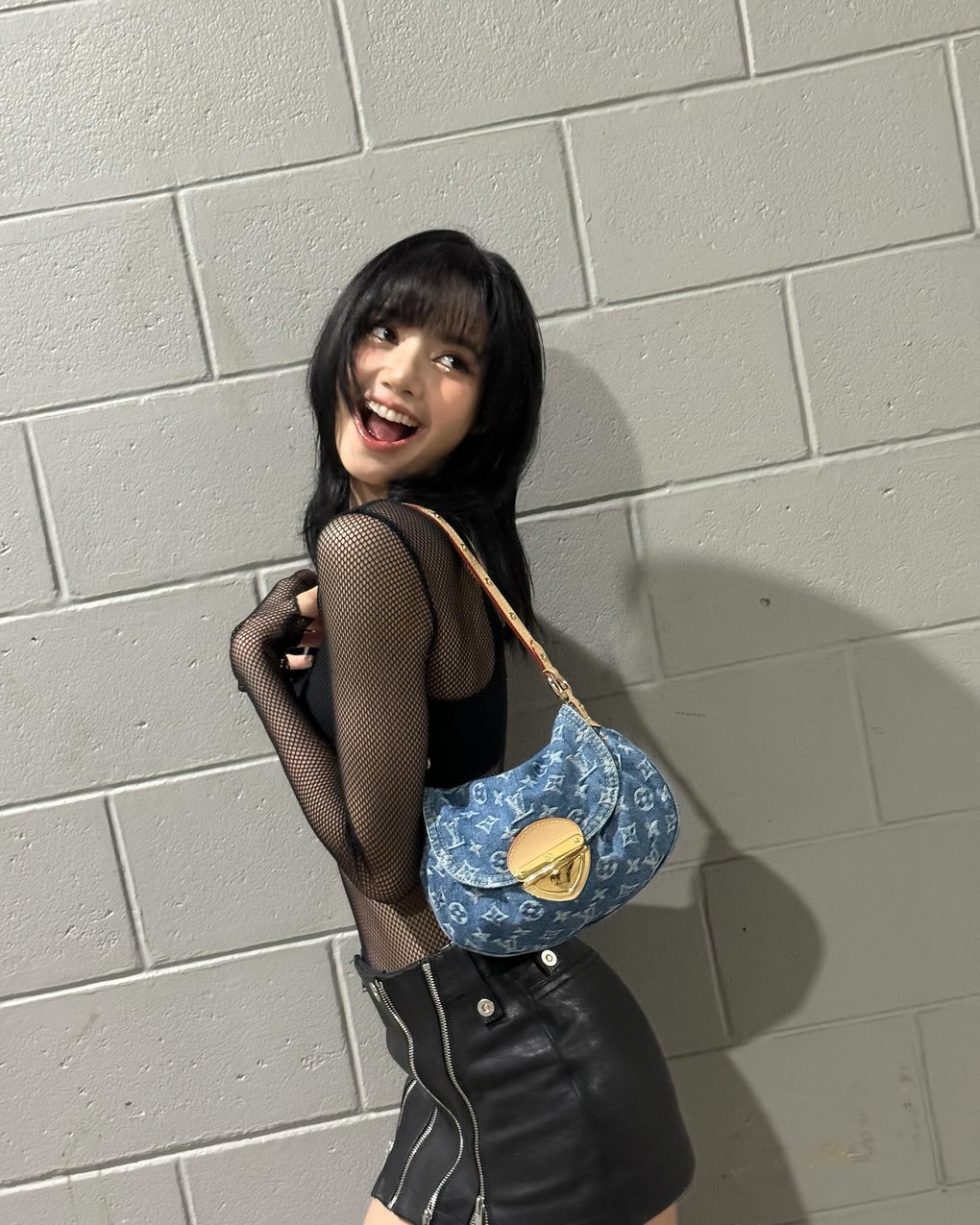Lisa diện trang phục Louis Vuitton