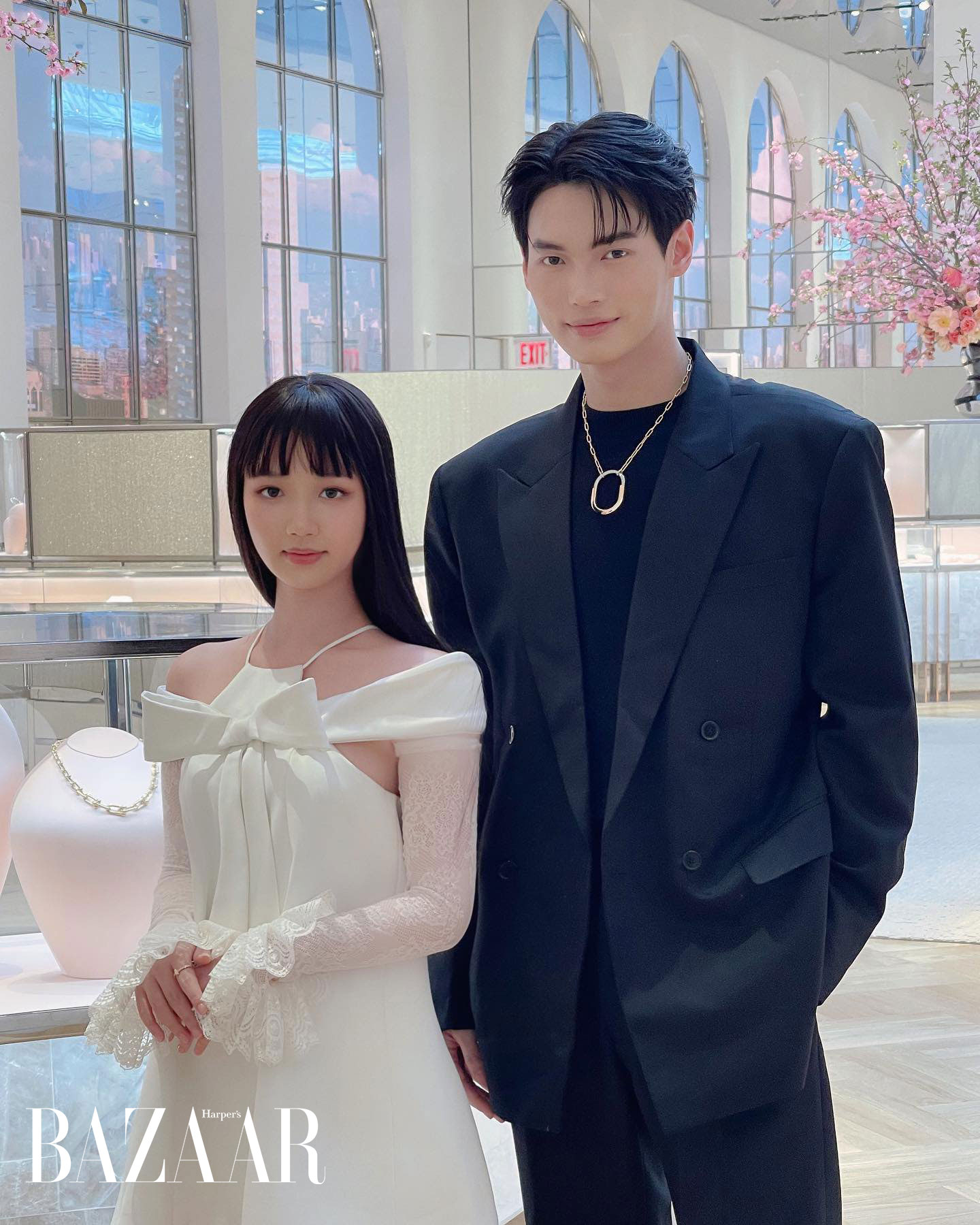 Đại diện từ Việt Nam Amee chụp ảnh lưu niệm cùng Win Metawin tại cửa hàng flagship The Landmark của Tiffany & Co ở New York. Ảnh: Instagram @ameemee_m