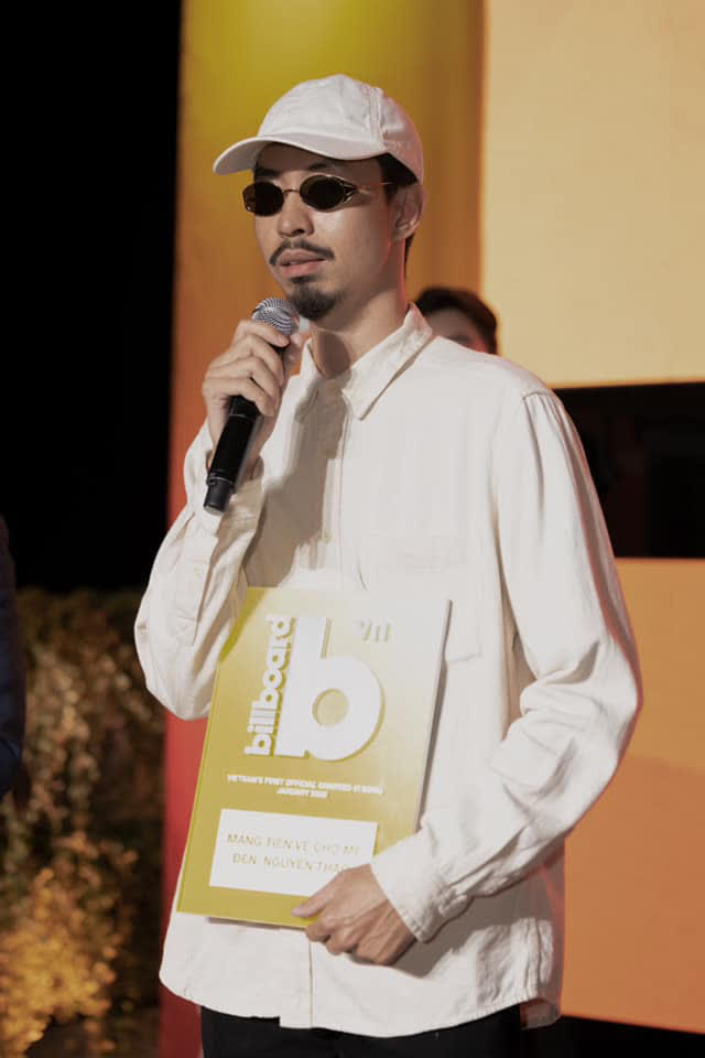 Rapper Đen Vâu vướng tin đồn "có con" với Hoàng Thùy Linh.