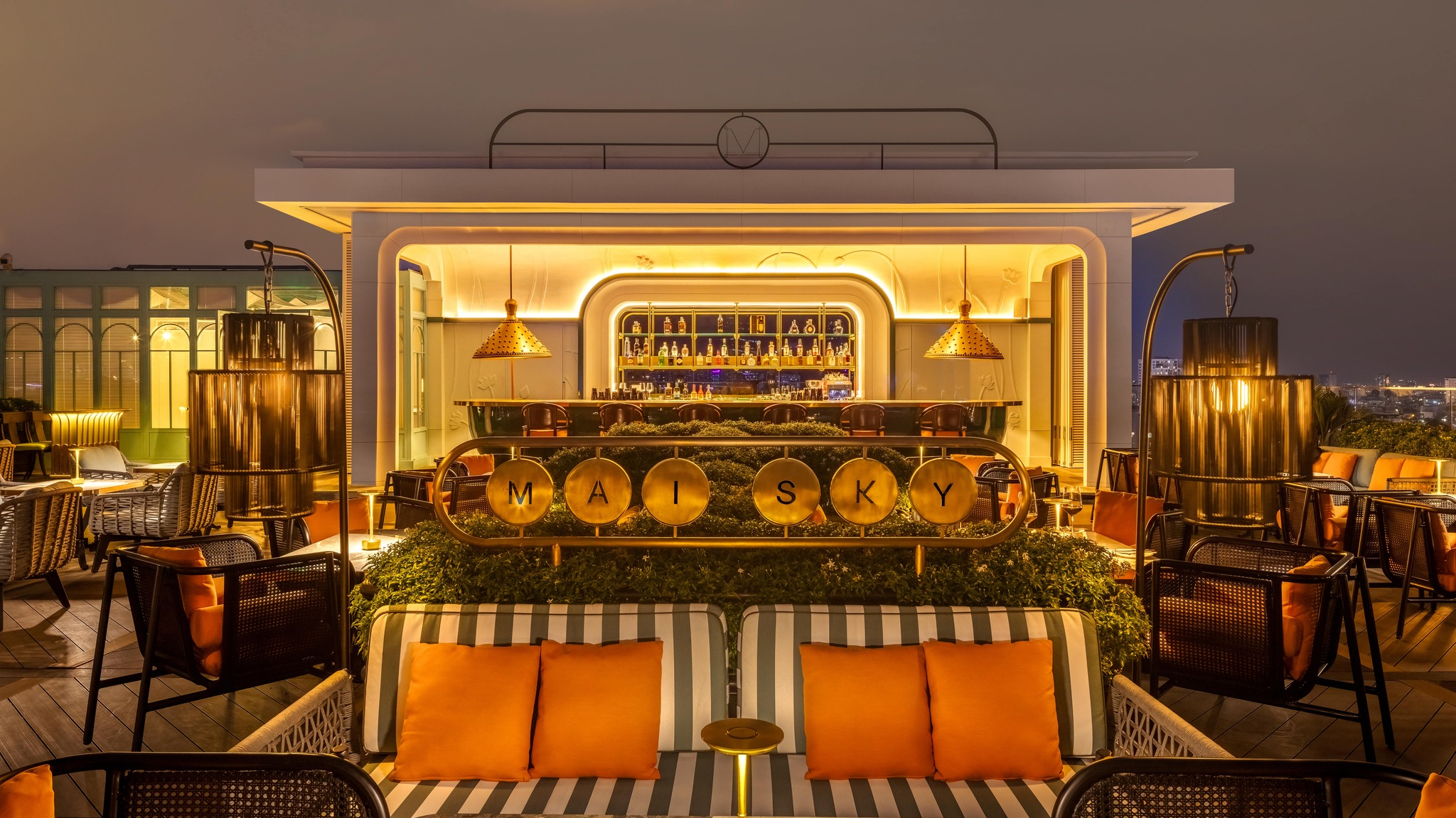 Rooftop bar Mai Sky: “Chạm” vào trời đêm thành phố