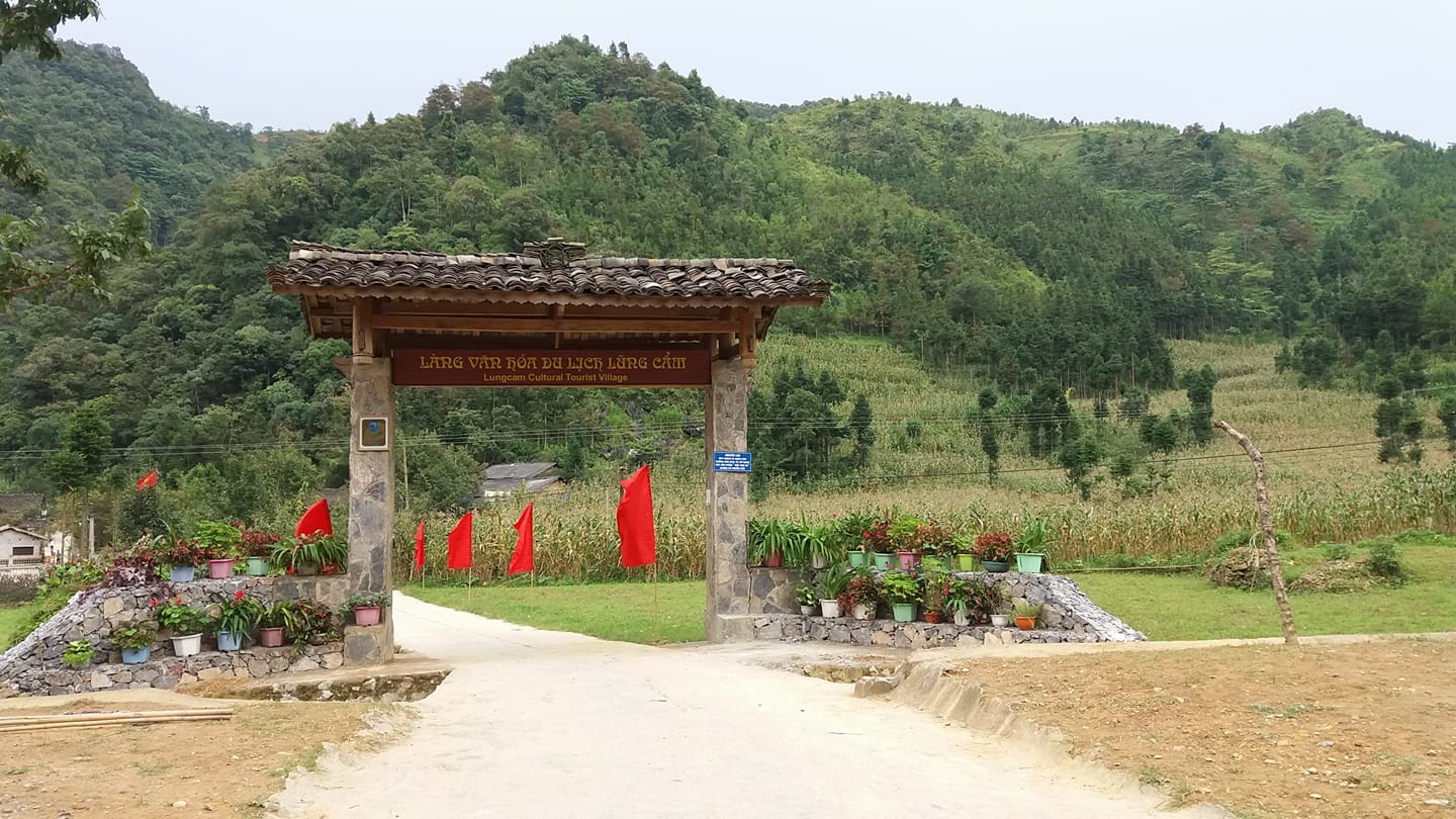 Làng văn hóa du lịch Lũng Cẩm
