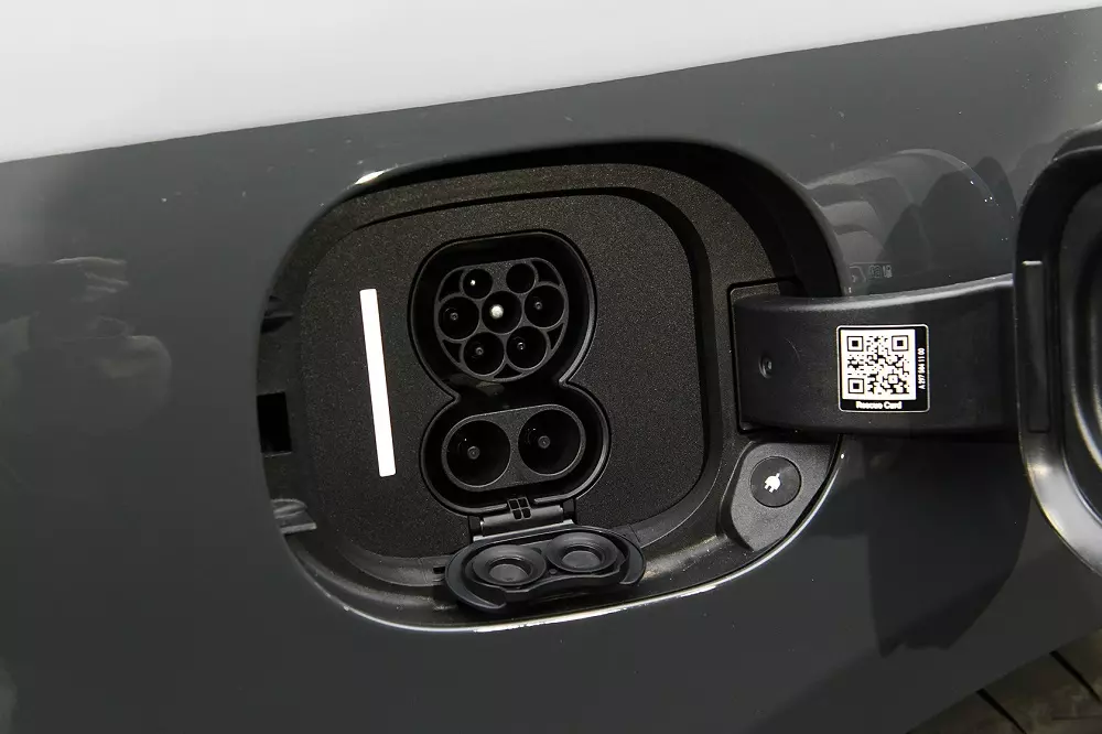 Ra mắt Mercedes-Benz EQS 2025 với thiết kế giống xe xăng hơn, phạm vi di chuyển tăng 82 km