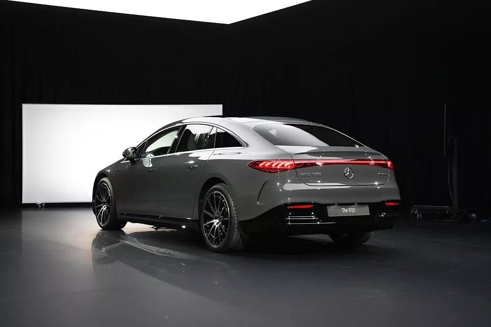 Ra mắt Mercedes-Benz EQS 2025 với thiết kế giống xe xăng hơn, phạm vi di chuyển tăng 82 km