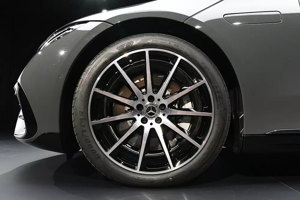 Ra mắt Mercedes-Benz EQS 2025 với thiết kế giống xe xăng hơn, phạm vi di chuyển tăng 82 km