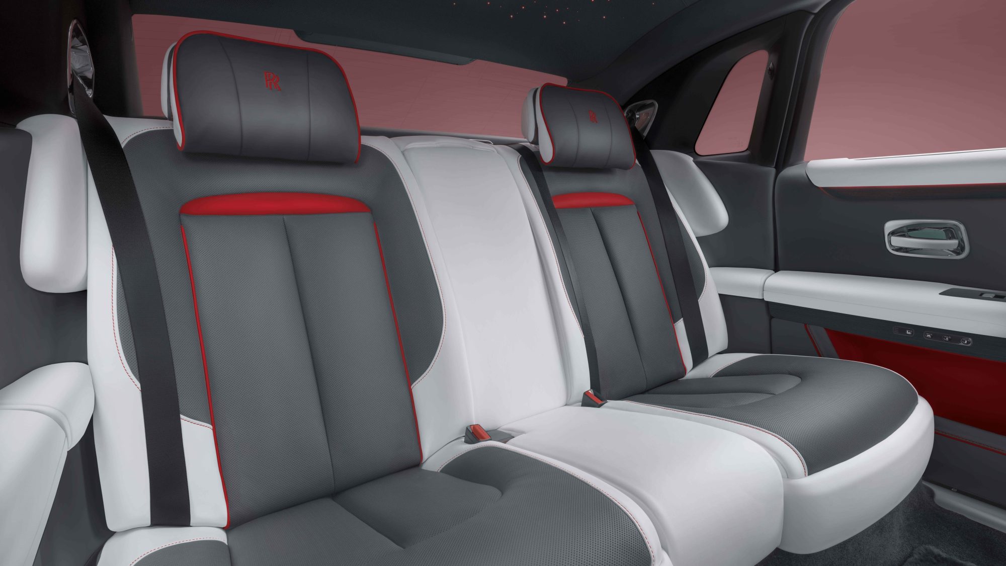 Chiêm ngưỡng “xế hộp” Ghost Prism phiên bản kỷ niệm 120 năm thành lập Rolls-Royce