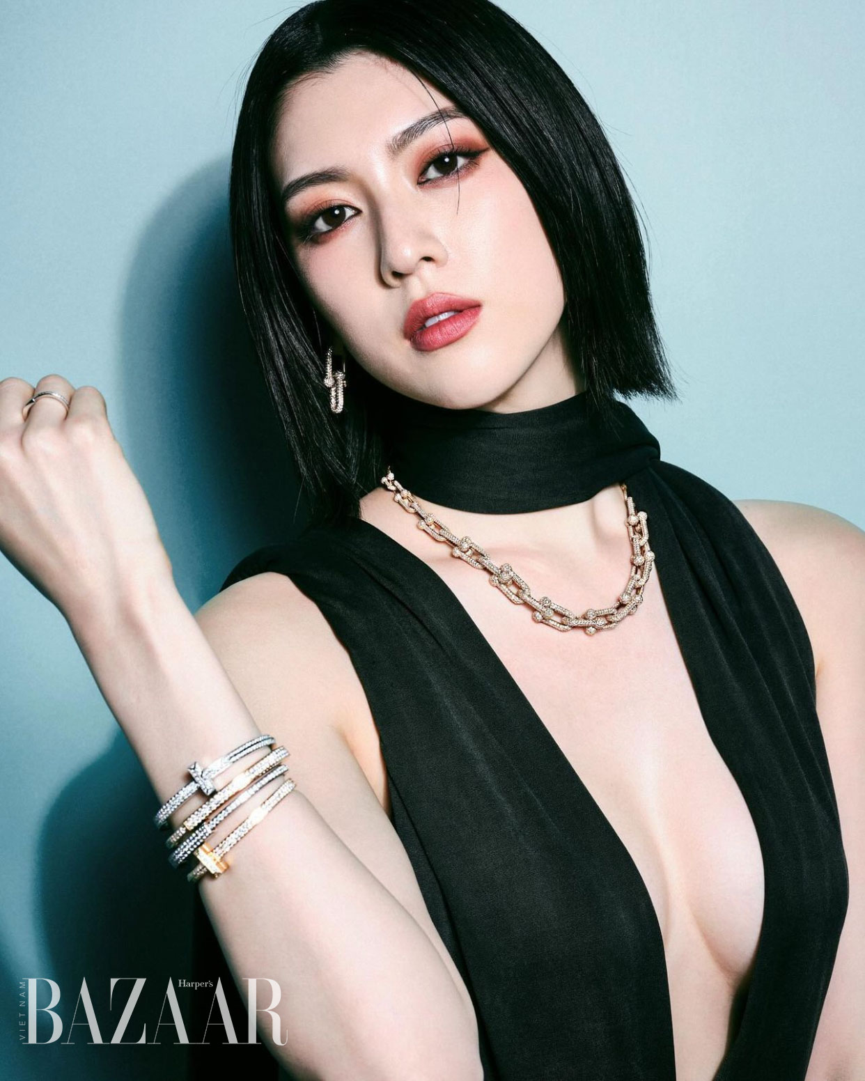 Rosé (BLACKPINK) lạ lẫm với uốn tóc xoăn khi dự triển lãm Tiffany & Co.