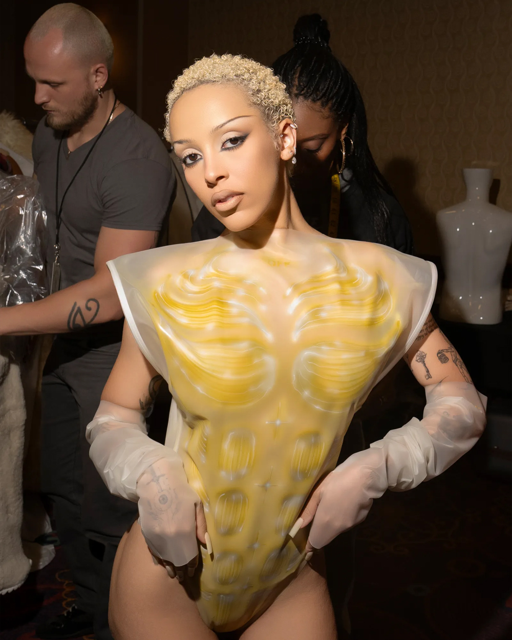Doja Cat đốt cháy Coachella với những bộ cánh kỳ dị