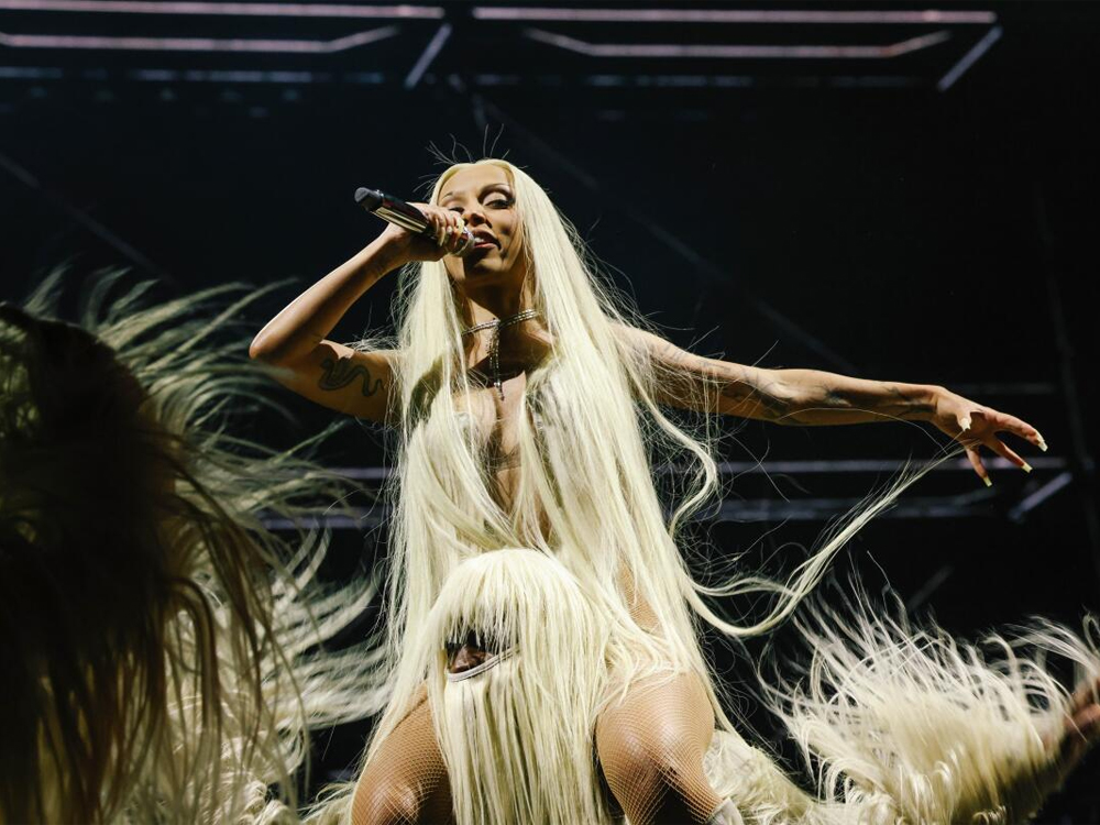 Doja Cat đốt cháy Coachella với những bộ cánh kỳ dị