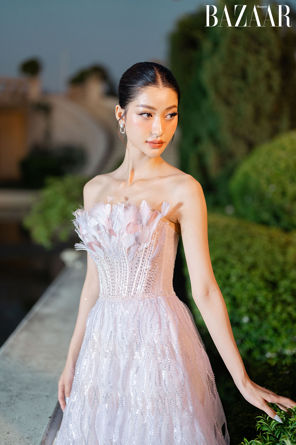 Nhan sắc mỹ nhân Hoàng Ngân hóa công chúa cổ tích bên ngựa trắng
