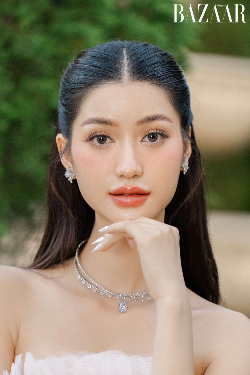 Nhan sắc mỹ nhân Hoàng Ngân hóa công chúa cổ tích bên ngựa trắng