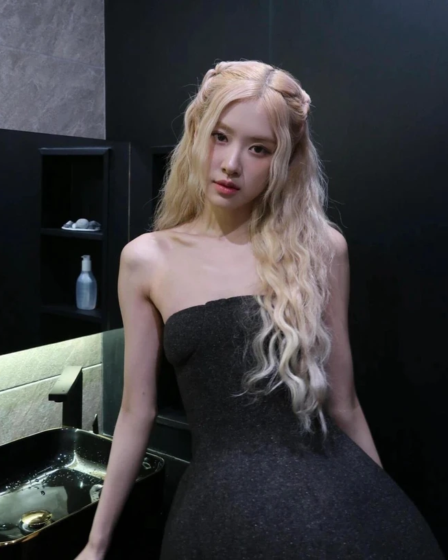 Nhan sắc của Rosé (BLACKPINK) xinh như búp bê nhưng vẫn gây lo ngại