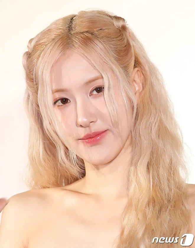 Nhan sắc của Rosé (BLACKPINK) xinh như búp bê nhưng vẫn gây lo ngại