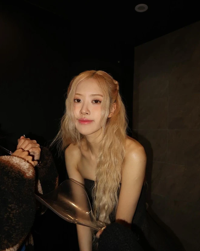Nhan sắc của Rosé (BLACKPINK) xinh như búp bê nhưng vẫn gây lo ngại