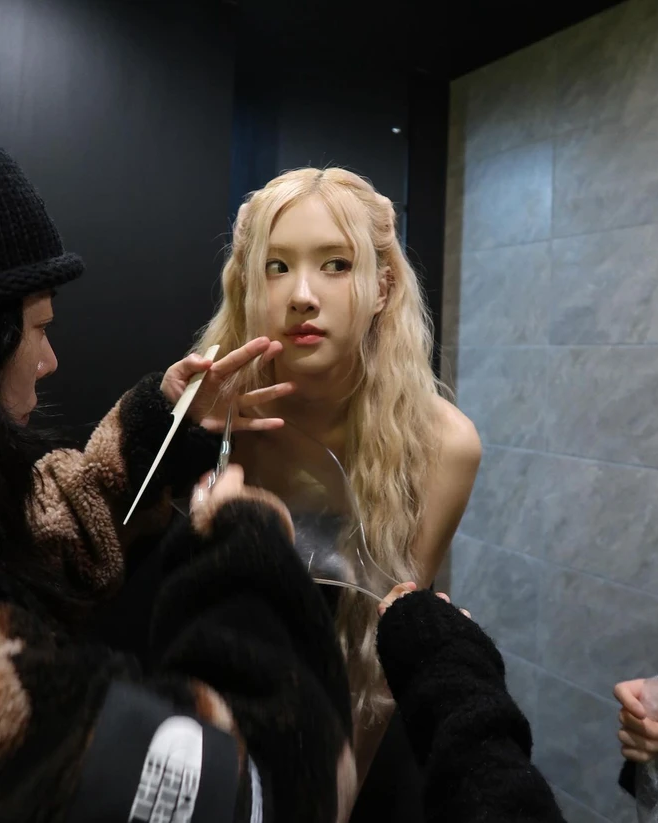 Nhan sắc của Rosé (BLACKPINK) xinh như búp bê nhưng vẫn gây lo ngại