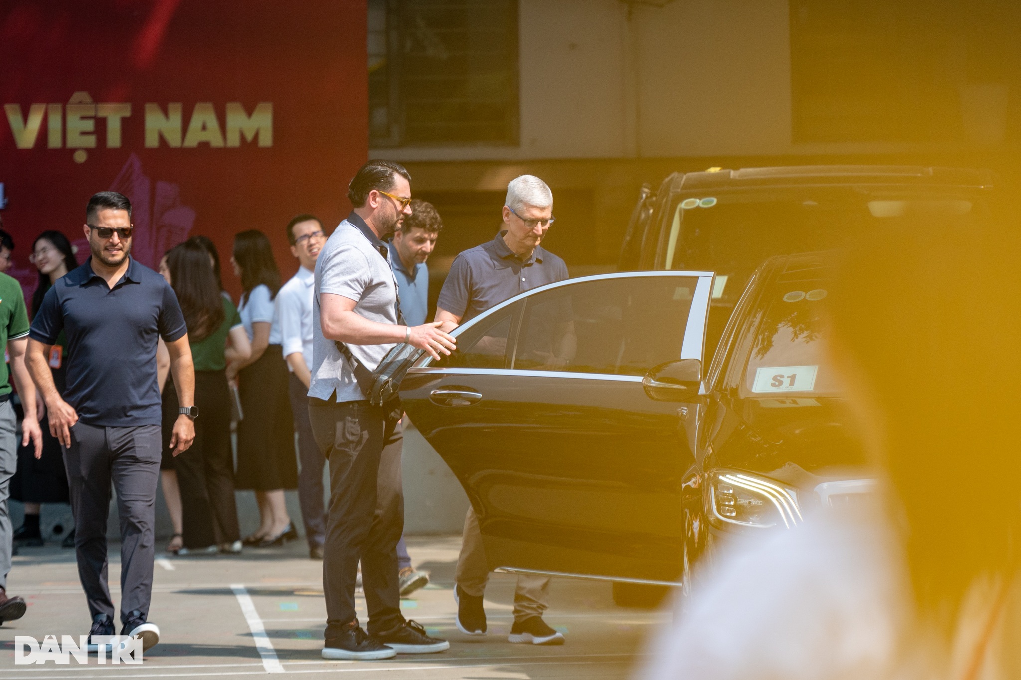 Tim Cook rời Việt Nam