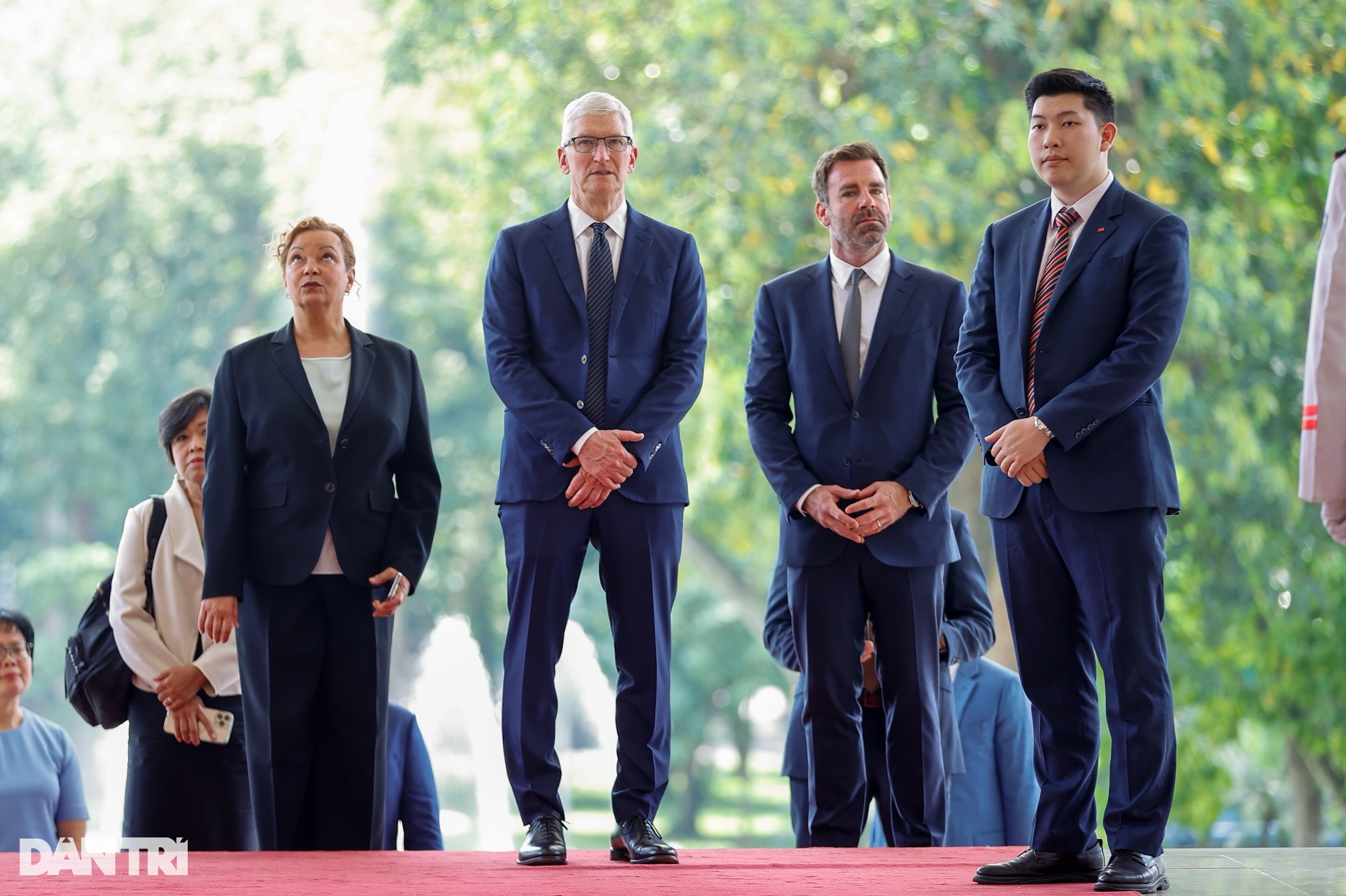 Tim Cook rời Việt Nam