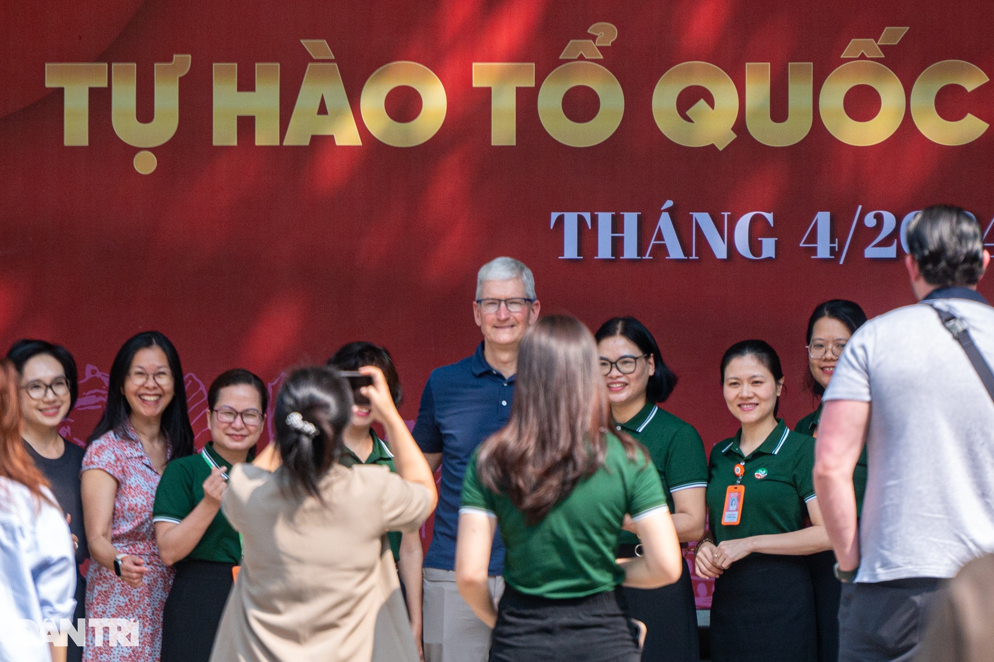 Tim Cook rời Việt Nam