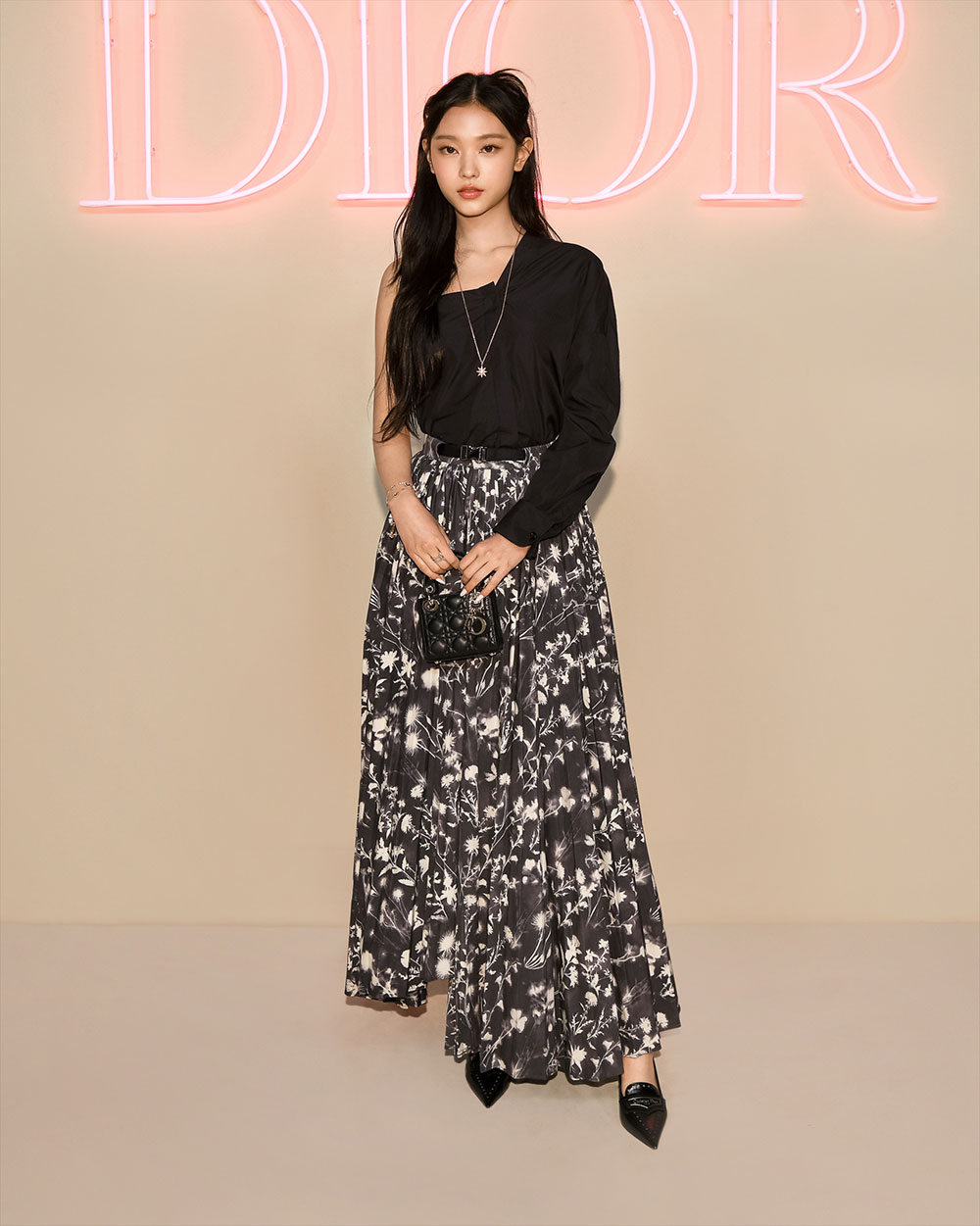 Haerin giao lưu với các sao quốc tế tại show Dior Pre-Fall 2024