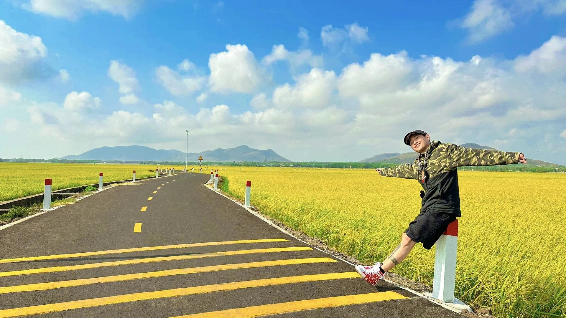 Con đường giữa cánh đồng vàng ruộm ở Vũng Tàu gây sốt