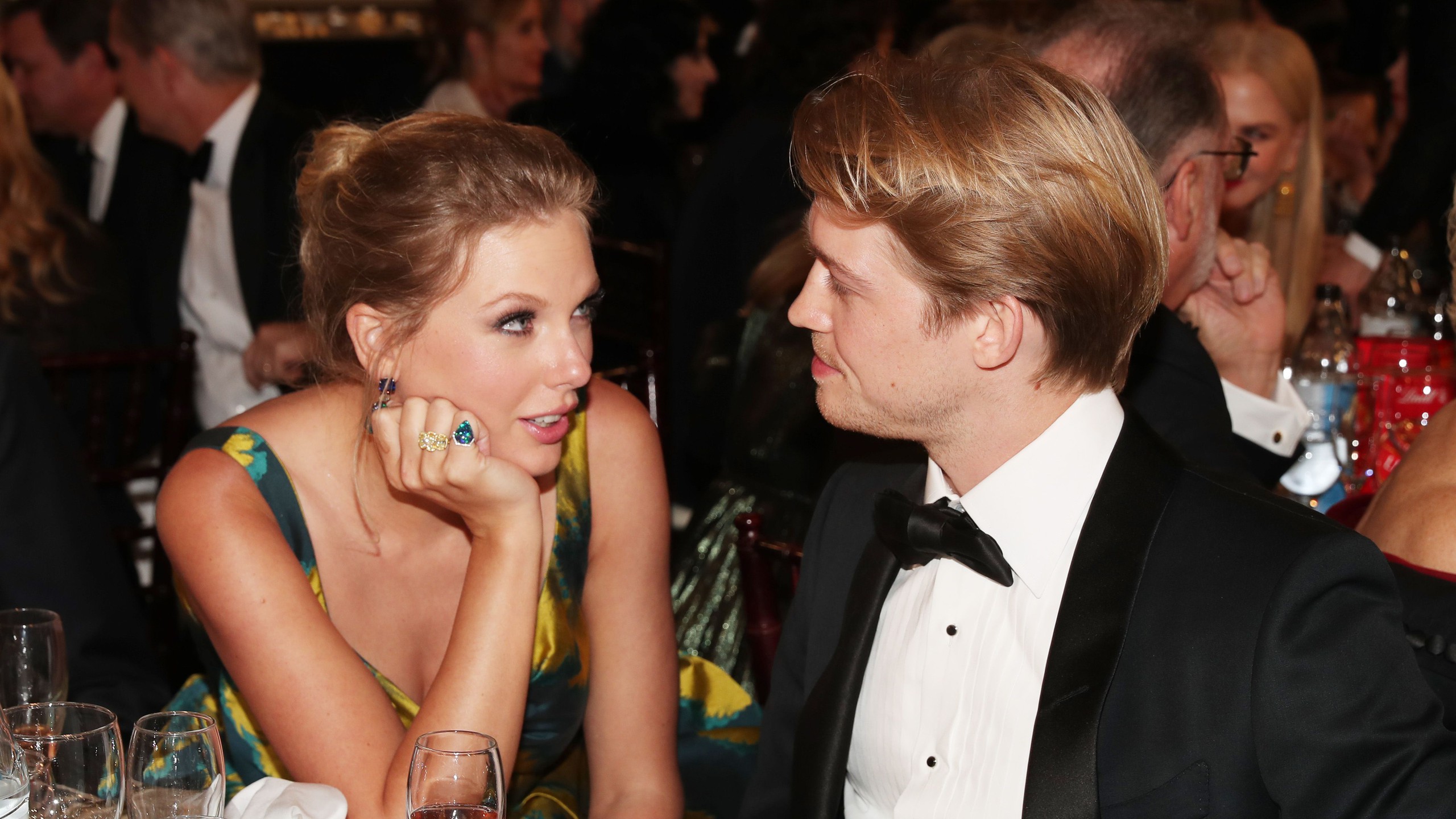 Album mới của Taylor Swift: Gọi Joe Alwyn là "chồng", kể chuyện bị "đâm sau lưng", 16 ca khúc quá hay lập tức được chấm điểm tuyệt đối!
