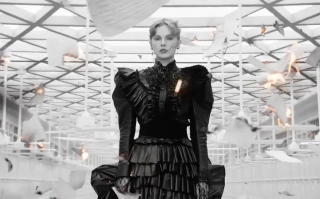 Taylor Swift hóa kẻ điên si tình, muốn xóa hết tổn thương trong MV "Fortnight"