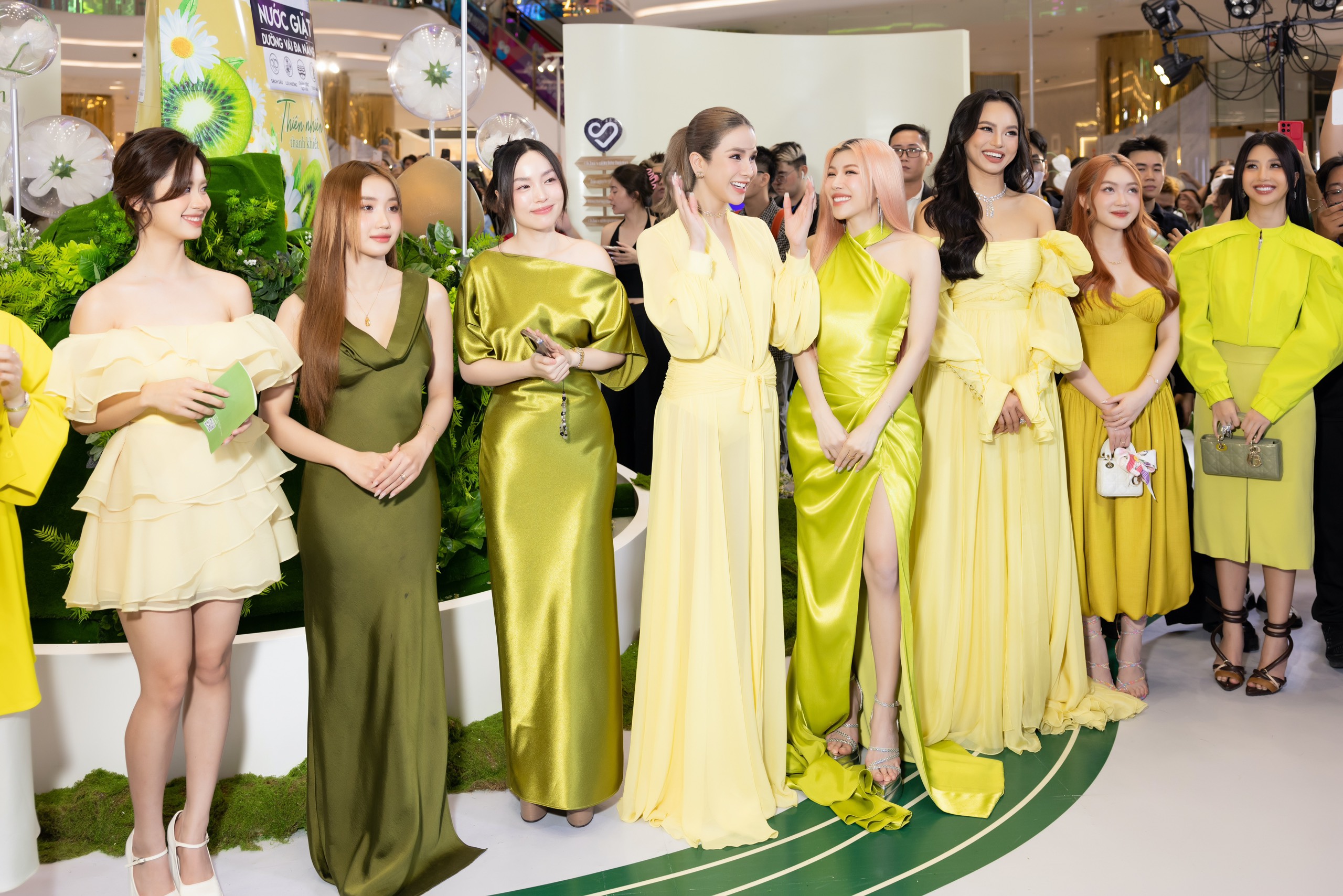 Diệp Lâm Anh đẹp tựa nữ thần bên cạnh Trang Pháp