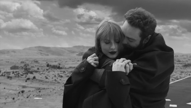 Taylor Swift hóa kẻ điên si tình, muốn xóa hết tổn thương trong MV "Fortnight"