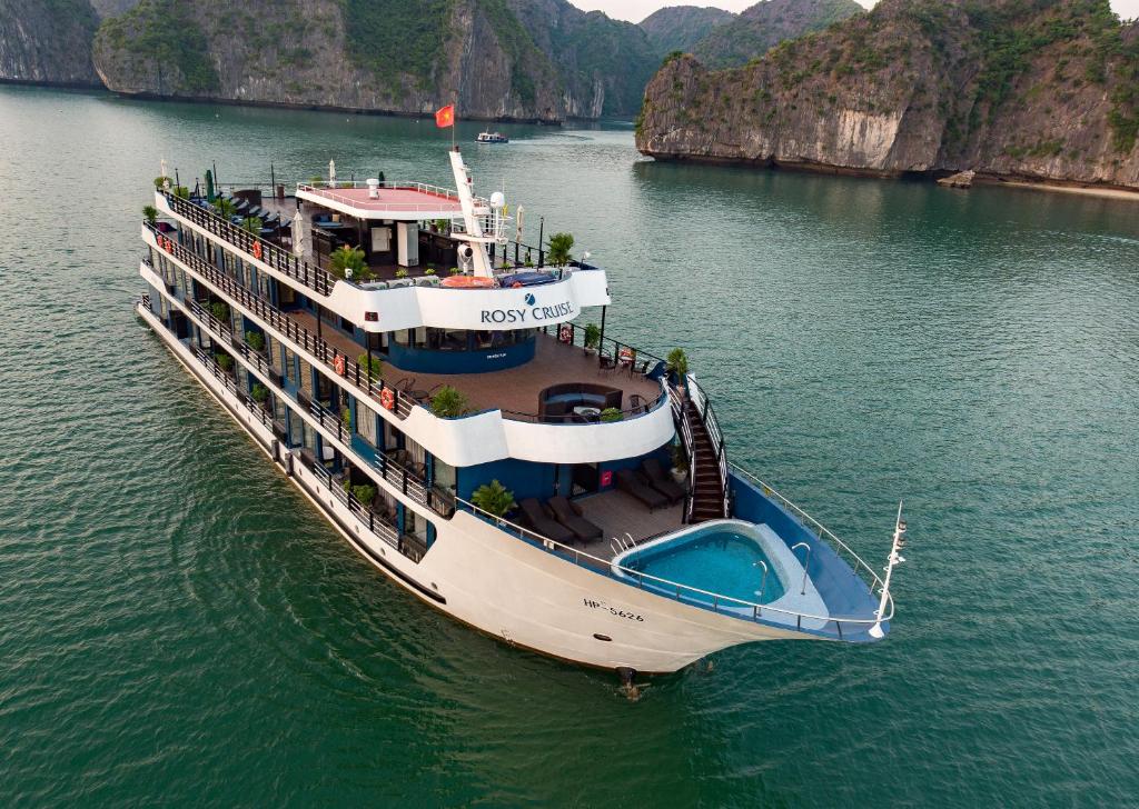 Du thuyền vịnh Lan Hạ