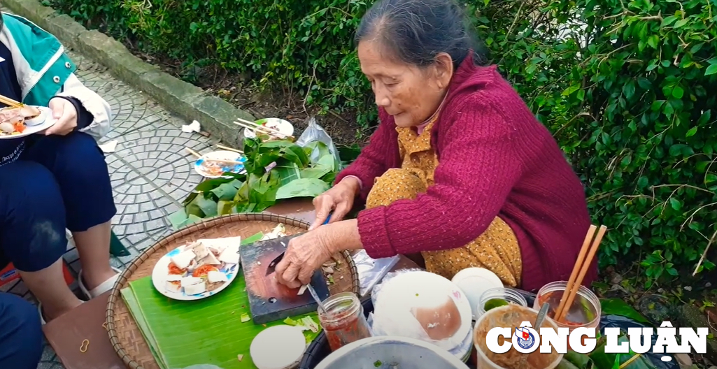 Bánh ướt cuốn tôm chua Huế