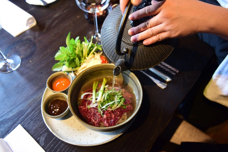 Bữa ăn đắt đỏ tại nhà hàng sao Michelin duy nhất ở TP.HCM.