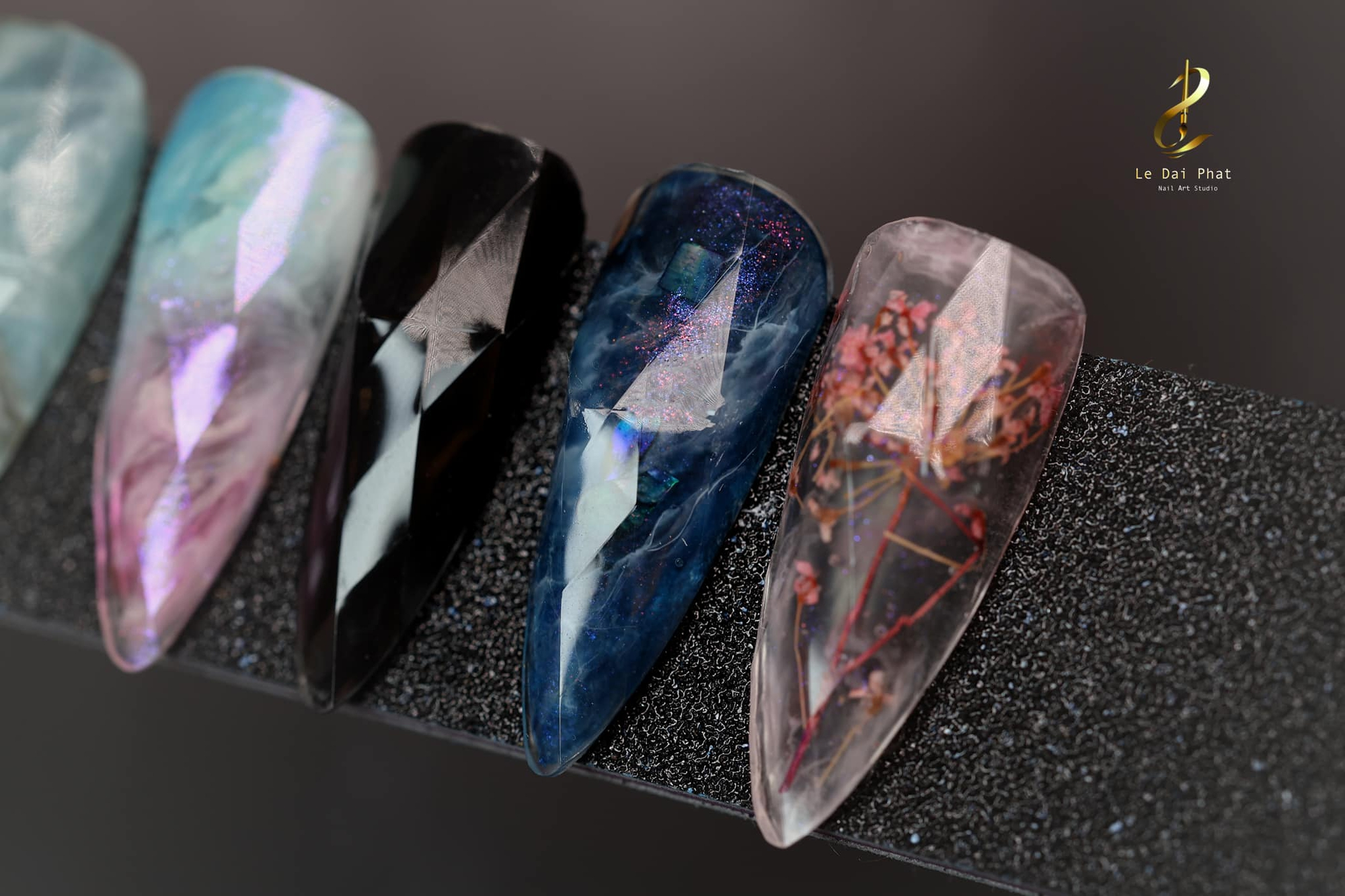 Chàng trai "gây bão" vì những bộ nail siêu thực như AI vẽ.