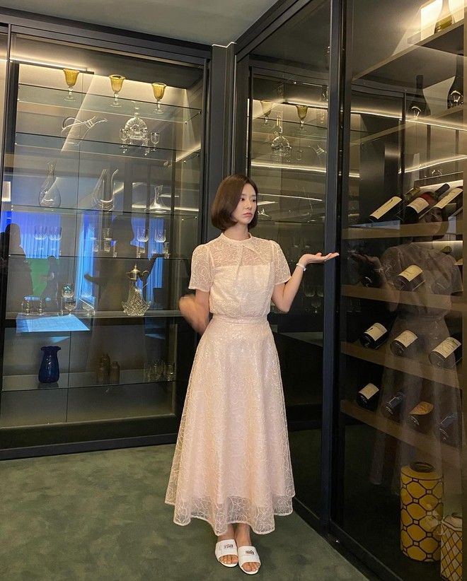 2 nữ phụ mặc đẹp không kém Kim Ji Won trong "Queen of Tears"