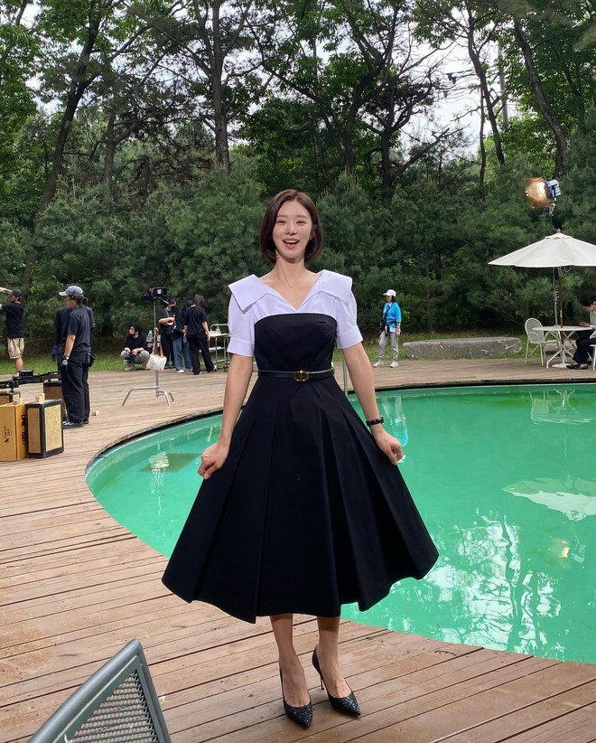 2 nữ phụ mặc đẹp không kém Kim Ji Won trong "Queen of Tears"