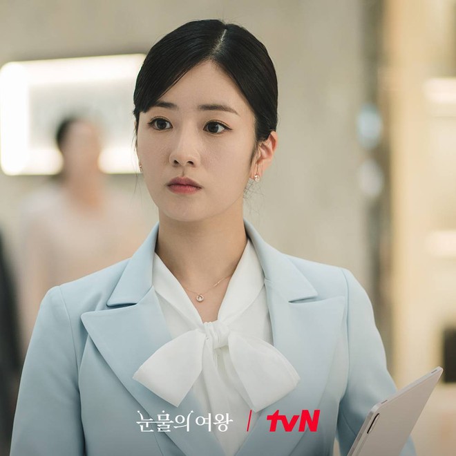 2 nữ phụ mặc đẹp không kém Kim Ji Won trong "Queen of Tears"