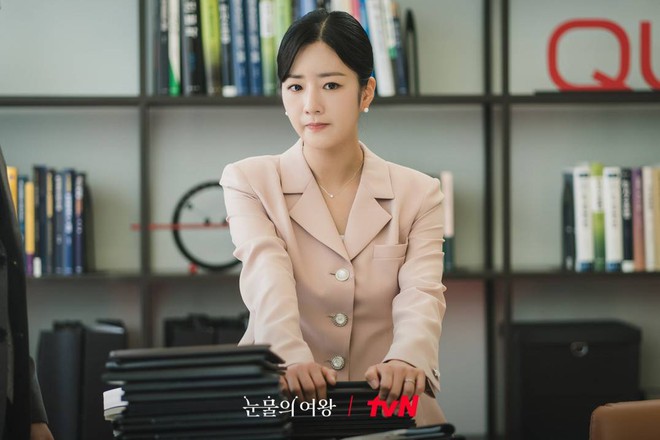2 nữ phụ mặc đẹp không kém Kim Ji Won trong "Queen of Tears"