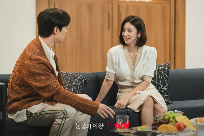 2 nữ phụ mặc đẹp không kém Kim Ji Won trong "Queen of Tears"