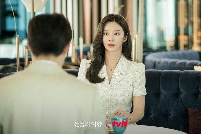 2 nữ phụ mặc đẹp không kém Kim Ji Won trong "Queen of Tears"