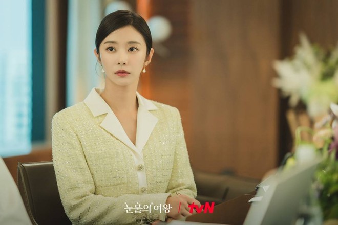 2 nữ phụ mặc đẹp không kém Kim Ji Won trong "Queen of Tears"