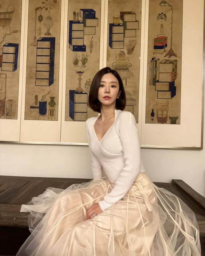 2 nữ phụ mặc đẹp không kém Kim Ji Won trong "Queen of Tears"