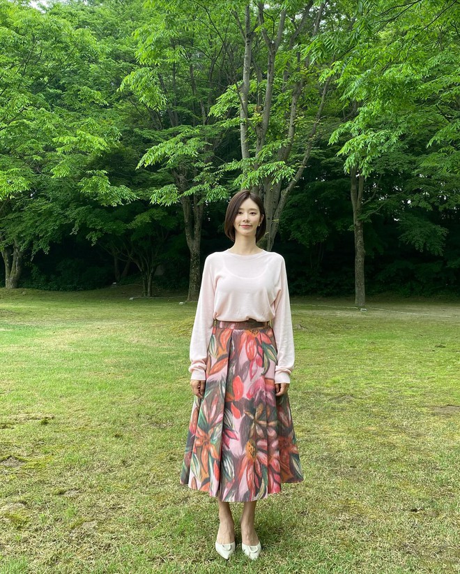 2 nữ phụ mặc đẹp không kém Kim Ji Won trong "Queen of Tears"