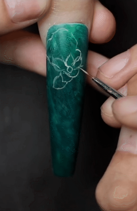 Chàng trai "gây bão" vì những bộ nail siêu thực như AI vẽ.